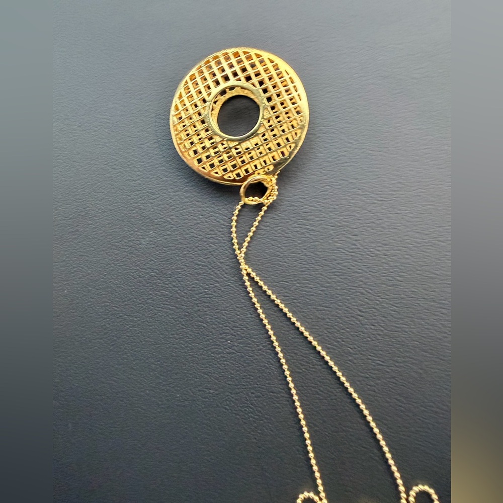 Elegant Gold Pendant Necklace